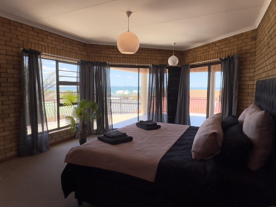6 Bedroom Property for Sale in Wavecrest Eastern Cape